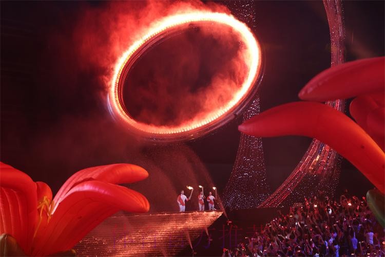 粤港澳三地火炬手接力点燃“同心之火” 粤港澳三地火炬手接力点燃“同心之火”